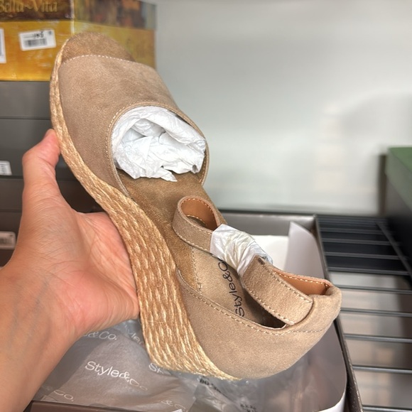 Style & Co
Women's Seleeney Wedge Sandals Elegant Tan Wedge Sandals - Picture 5 of 8